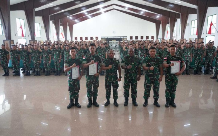 Pangdam Kasuari Mayjen TNI Gabriel Lema foto bersama Sat BKO Apter Koramil Persiapan 2022