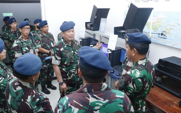 Dankoharmatau Marsda TNI Bambang Triono saat mengunjungi Depohar 40, Senin (16/1) 