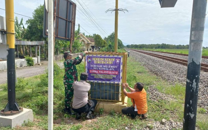 Pasang himbauan di palang pintu pelintasan kereta api 