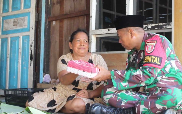 Pabintal Satgas Yonif 621/Mtg Letda Inf Abdul Hasan saat memberikan lunch box gratis door to door ke warga perbatasan, Jum'at (20/1)