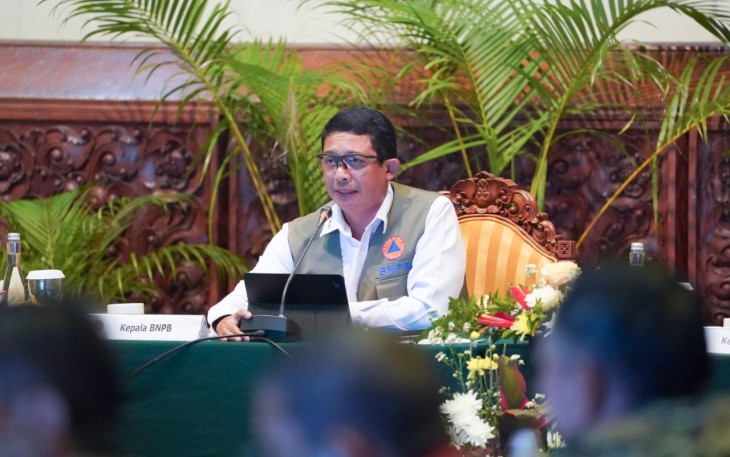 Kepala BNPB Letjen TNI Suharyanto saat memberikan paparan kepada peserta Rapat Koordinasi Penanggulangan Kebakaran Hutan dan Lahan Tahun 2023 di Kantor KLHK, Jakarta, Jumat (20/1).