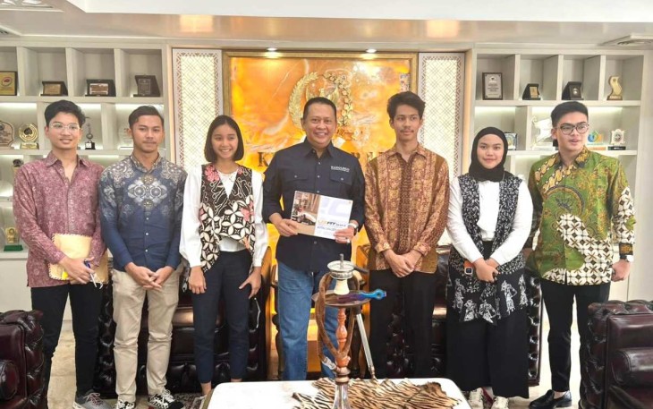 Bambang Soesatyo bersama UI Racing Team di Jakarta, Senin (23/1)