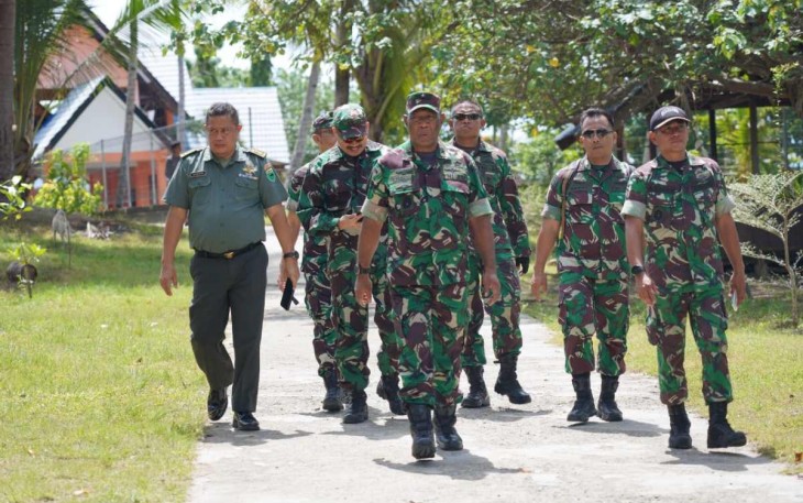 Kasdam XVIII Kasuari Brigjen TNI Yusuf Ragainaga saat tinjau pulau Mansinam
