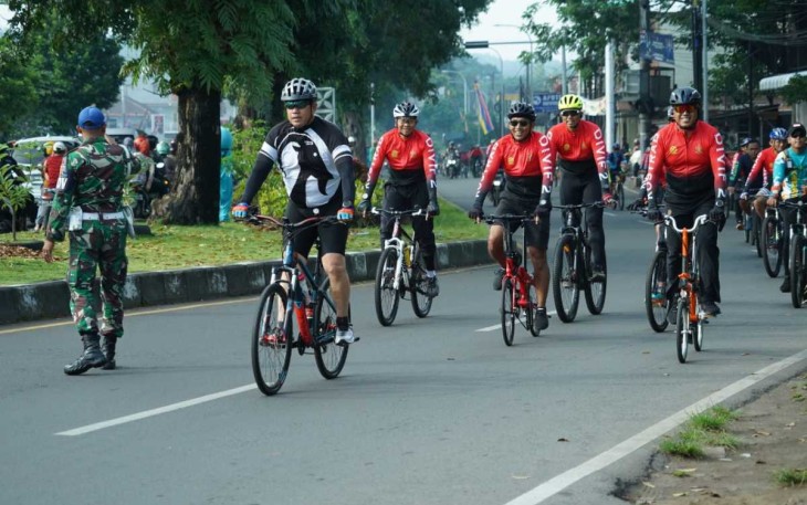 Pangdiv 2 Kostrad Mayjen TNI Syafrial saat gowes bersama jajaran 