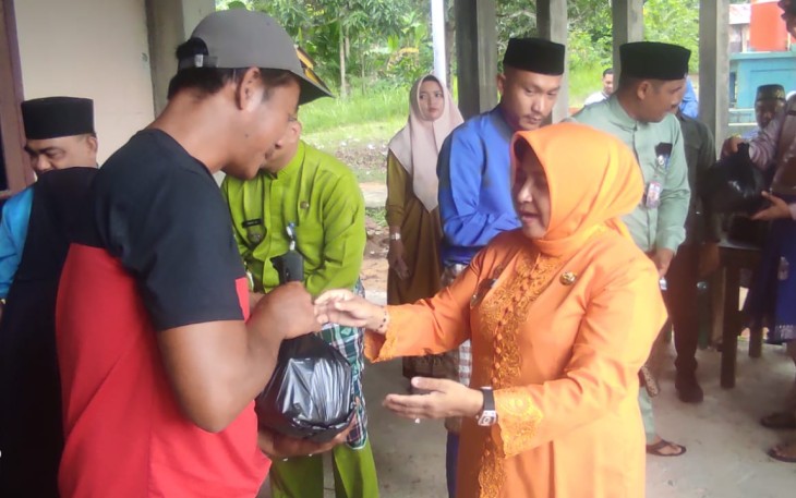 Wali Kota Rahma saat Berikan Bantuan Sembako untuk 33 Warga Terdampak Banjir Rob
