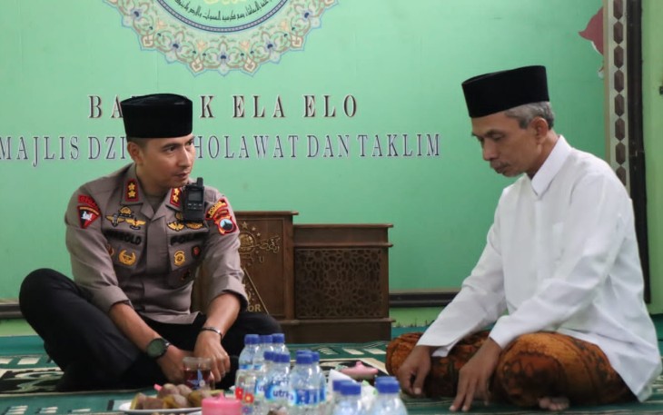 Kapolres Karanganyar, AKBP Jerrold Hendra Yosef Kumontoy berbincang dengan Ketua PCNU Karanganyar, KH Nuril Huda, Kamis (27/1/2023).