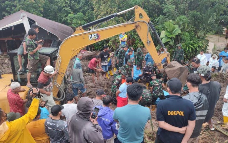 Prajurit Lantamal VIII Manado saat evakuasi korban tanah longsor 