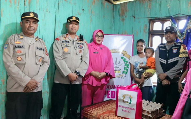 Kapolres Ngada AKBP Padmo Arianto, S.I.K bersama Ketua Bhayangkari Polres Ngada Ny. Chici Padmo Arianto, Menyerahkan Paket Sembako Kepada Penderita Stanting, Bertempat di Kelurahan Bajawa, Kecamatan Bajawa, Kabupaten Ngada, Rabu (01/02/2023)