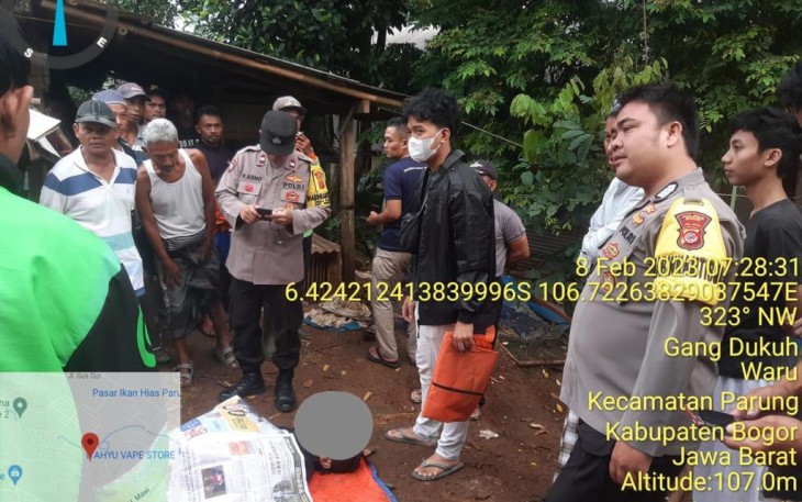 Polisi saat dilokasi penemuan mayat dibelakang rumah