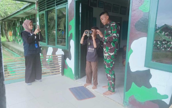 Semangat belajar anak-anak perbatasan dengan teropong prajurit TNI 
