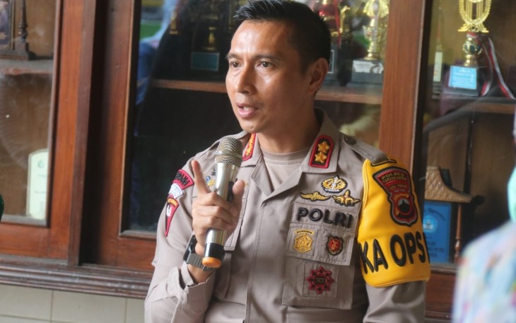 Kapolres Karanganyar AKBP Jerrold H.Y Kumontoy saat kegiatan Jumat Curhat bersama kepala sekolah, para guru dan wali murid di SD Negeri 1 Papahan, Tasikmadu, Kabupaten Karanganyar, Jumat (17/2/23) pagi.