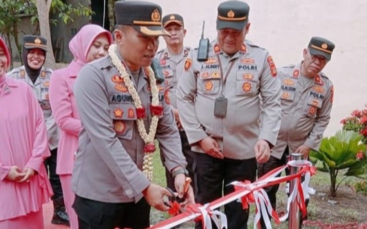 Pemotongan pita tanda peresmian Command Center Wira Satria Wicaksana.