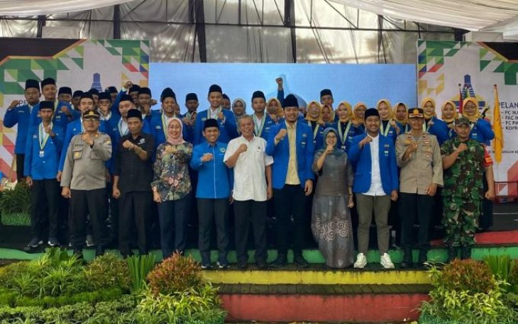 Bupati Blitar Rini Syarifah (barisan depan empat dari kanan) Saat Hadiri Pelantikan PMII Blitar Raya (Foto : Tim Klikwarta.com)