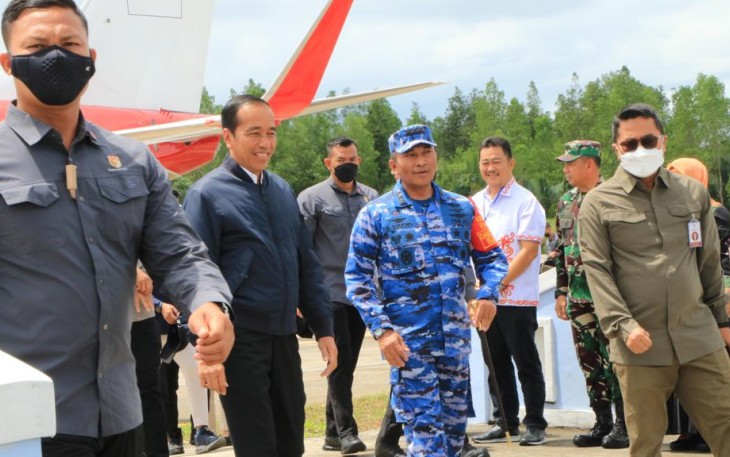 Danlanud Anang Busra Kolonel Pnb Bambang Sudewo ketika menyambut presiden Jokowi 