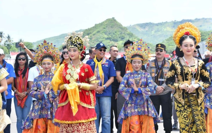Ketua MPR RI Bambang Soesatyo (baju biru) saat pelaksanaan WSBK Mandalika 2023