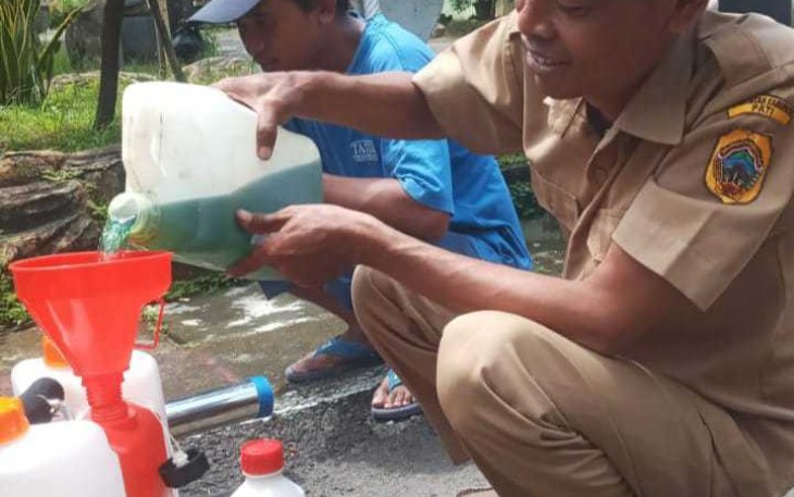 Kadus Mianto menyiapkan insektisida untuk pelaksanaan fogging