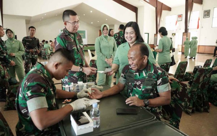 Pangdam XVIII/Kasuari Mayjen TNI Gabriel Lema saat donor darah 