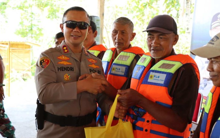 Kapolres Banjarnegara AKBP Hendri Yulianto saat memberikan life jacket program ikan Selayar 