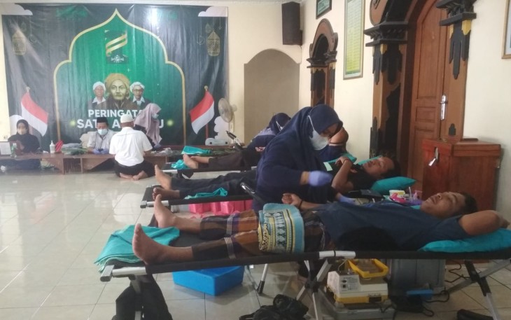 Pelaksanaan donor darah di serambi Masjid Darul Muttaqin, Dusun Pulosari, Kaliboto, Mojogedang, Jumat (10/3/2023) siang, dalam rangka peringatan Haul Eyang Abdullah Fatah.