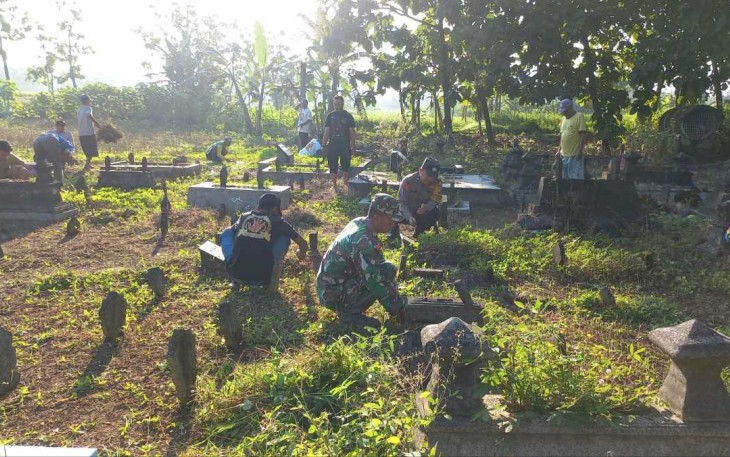 Pembersihan TPU wilayah desa binaan 