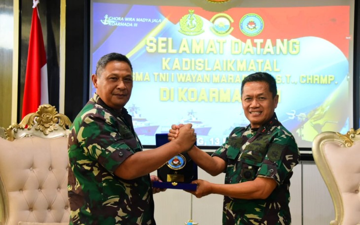 Kadislaikmatal Laksma TNI I Wayan Maradana saat memberikan cenderamata 