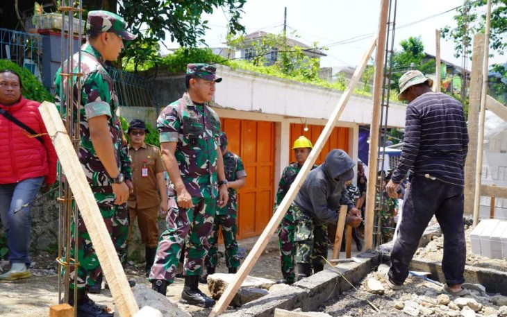 Wakasad Letjen TNI Agus Subiyanto saat meninjau pembangunan rumah tahan gempa di kabupaten Cianjur 