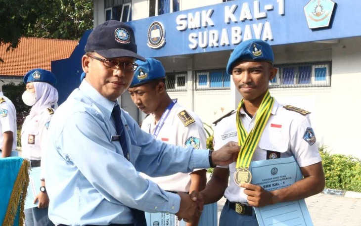Reward siswa berprestasi 