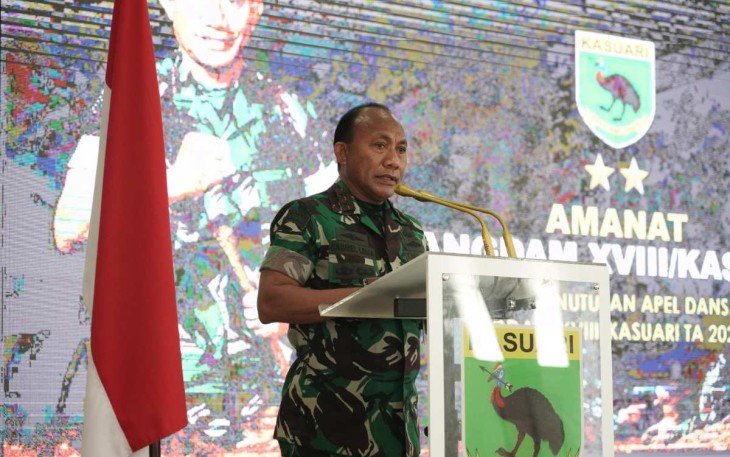 Pangdam XVIII/Kasuari Mayjen TNI Gabriel Lema saat apel dansat