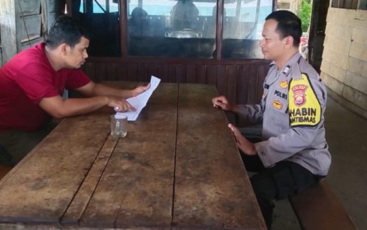 Bhabinkamtibmas Saat Menghimbau Warung Tuak Agar Tak Menjual Minuman Alkohol Saat Bulan Suci Ramadhan 