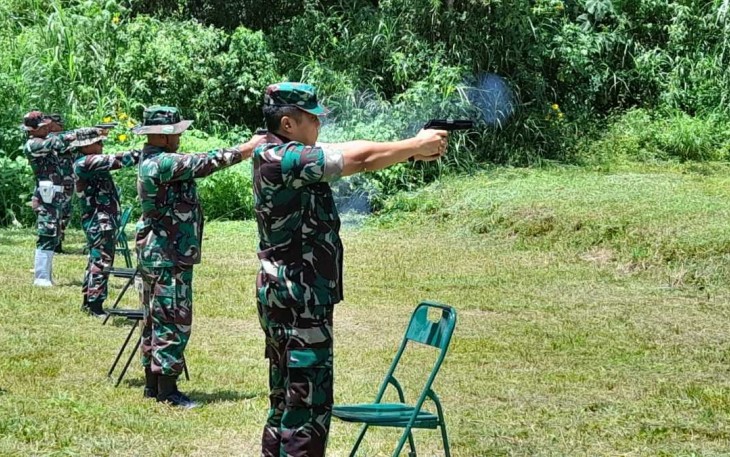 Latihan menembak prajurit Kodim 0304/Agam