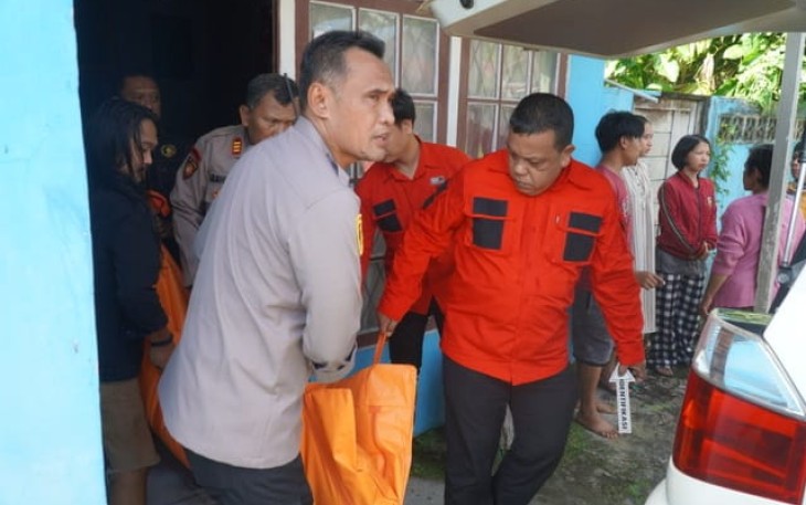 Petugas evakuasi korban wanita bunuh diri