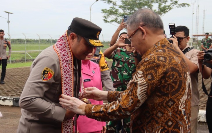 Gubernur Kalbar saat menyambut Kapolda 