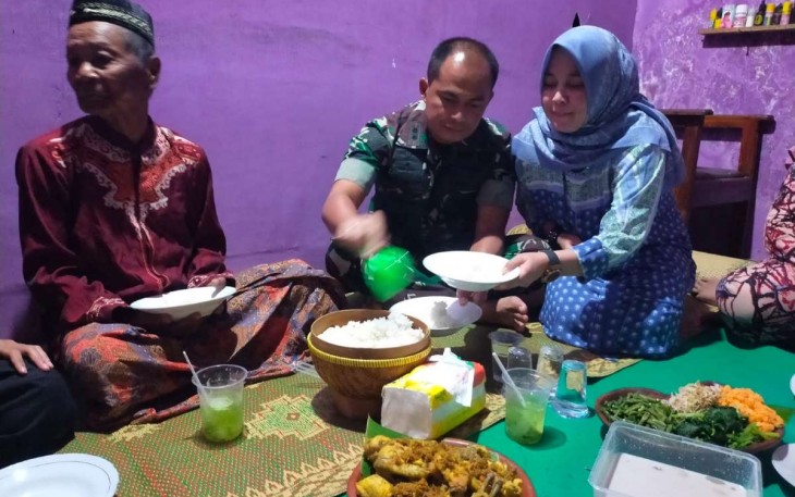 Dandim 0801/Pacitan Letkol Inf Roliyanto berbuka puasa bersama warga