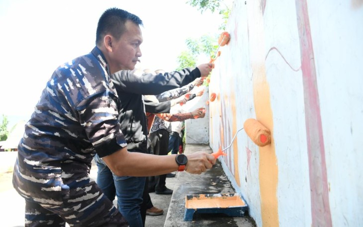 Danlanal Banten Kolonel Dedi Komarudin saat launching kampung tematik di kelurahan Tamansari, Kota Cilegon