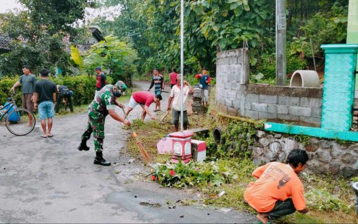 Pembersihan lingkungan wilayah desa binaan 