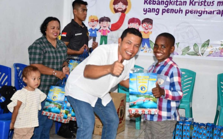 Brigjen TNI Mar Feryanto P Marpaung saat memberikan santunan di panti asuhan