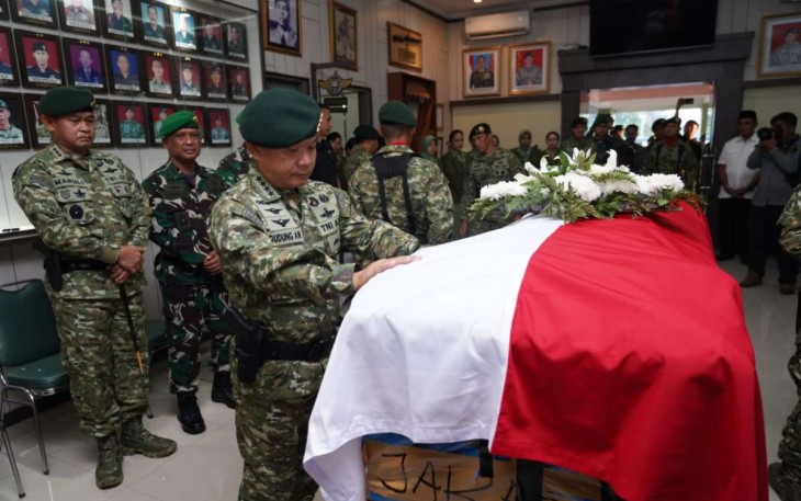 Kasad Jenderal TNI Dudung Abdurachman saat memberikan penghormatan terakhir prajurit terbaiknya yang gugur di Papua Tengah