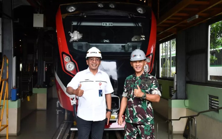 Danrem 081/DSJ Kolonel Inf H. Sugiyono saat mengunjungi PT INKA