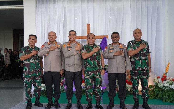 Pangdam Kasuari Mayjen TNI Gabriel Lema bersama Kapolda 