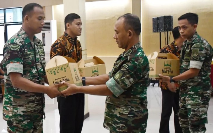 Danrem 081/DSJ Kolonel Inf H. Sugiyono saat memberikan bingkisan lebaran 