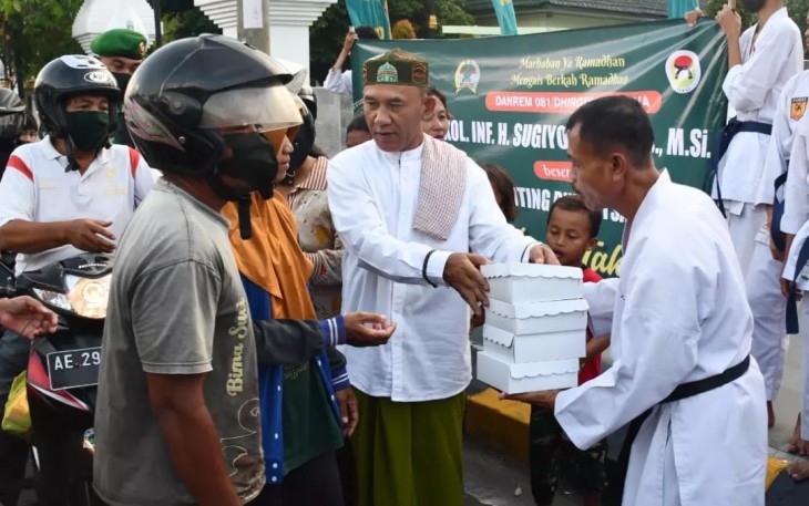 Danrem 081/DSJ Kolonel Inf H. Sugiyono ketika membagikan takjil