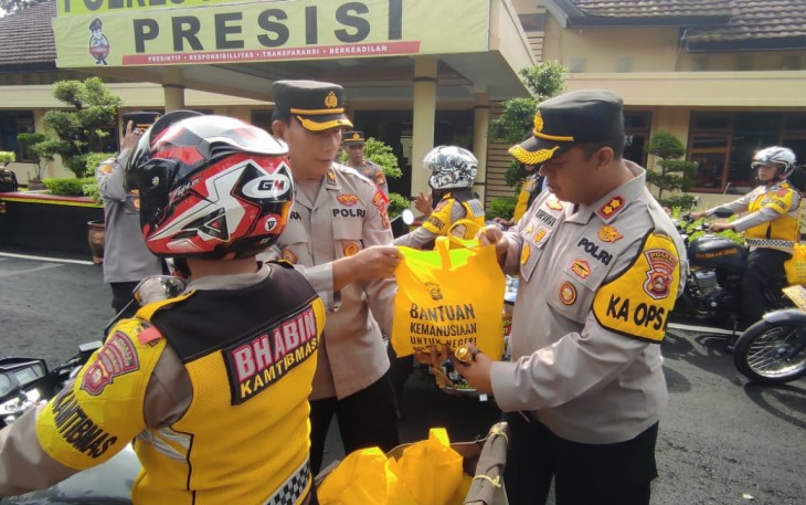Kapolres saat Berikan Bansos Untuk Masyarakat Kota Pagar Alam Yang Kurang Mampu 