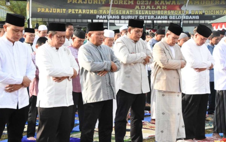 Danrem 023 KS Kolonel Inf Dodi Triwinarto saat sholat Ied berjamaah, Sabtu (22/4)