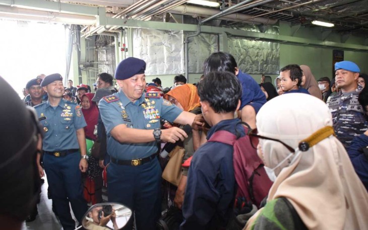 Pangkolinlamil Laksda TNI Yayan Sofiyan menyambut kedatangan pemudik