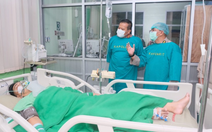 Kapolda Sulsel Irjen Pol Setyo Budi Moempoeni Harso saat menerima pemaparan kondisi anggotanya dari Karumrit RS Bhayangkara 