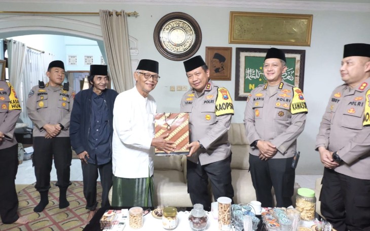 Kapolda Jatim Irjen Pol Toni Harmanto saat memberikan bingkisan lebaran ke pengasuh Ponpes Assa'idiyyah KH Anwar Iskandar 