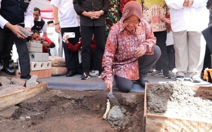 Mensos Tri Rismaharini saat peletakan batu pertama pembangunan rumah pilar sosial di Cianjur, Kamis (4/5)
