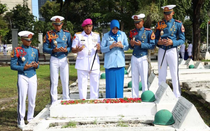 Gubernur AAL Mayjen TNI (Mar) Endi Supardi saat ziarah dan tabur bunga 