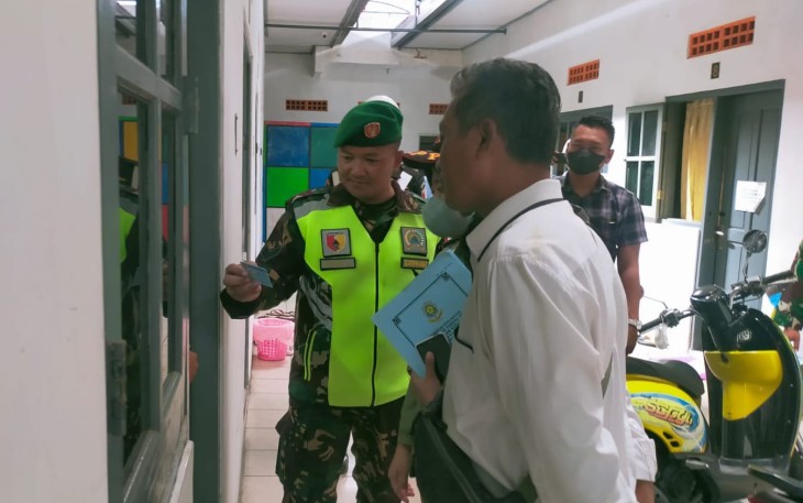 Personel Kodim 0803/Madiun saat razia rumah kost di wilayah Kartoharjo, Kota Madiun, Senin (15/5)