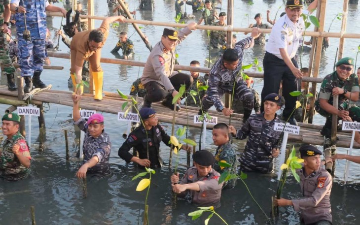 Kapolda Sulsel Irjen Pol Setyo Budi Moempoeni Harso saat tanam mangrove serentak di Makassar, Senin (15/5)